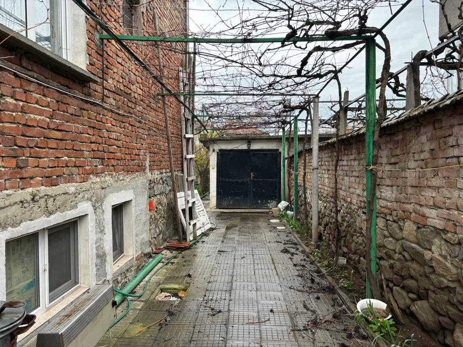 ЕТАЖ от КЪЩА с РЗП 110 кв.м, двор 320 кв.м, град Карлово