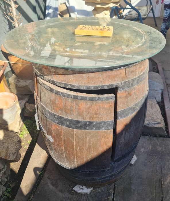 Бъчва с плот и шкаф