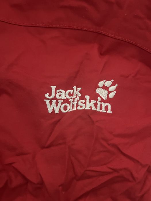 Дамско червено яке с качулка Jack Wolfskin