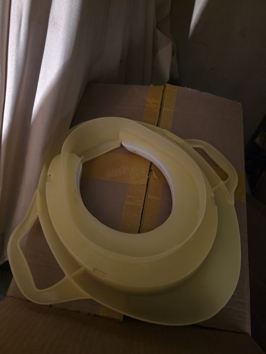 Продам сиденьия для унитаза детскии