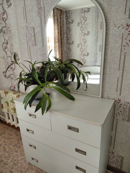 Двухспальная кровать + комод с зеркалом