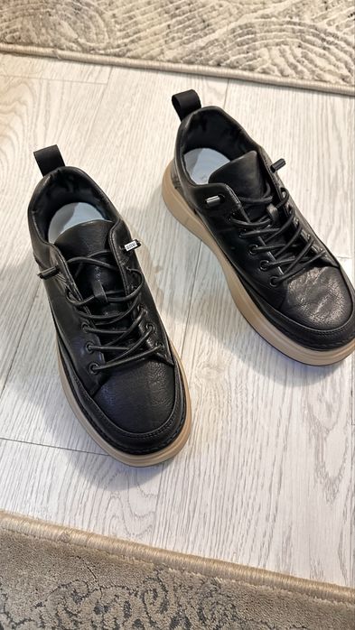 Новые туфли на мальчика.