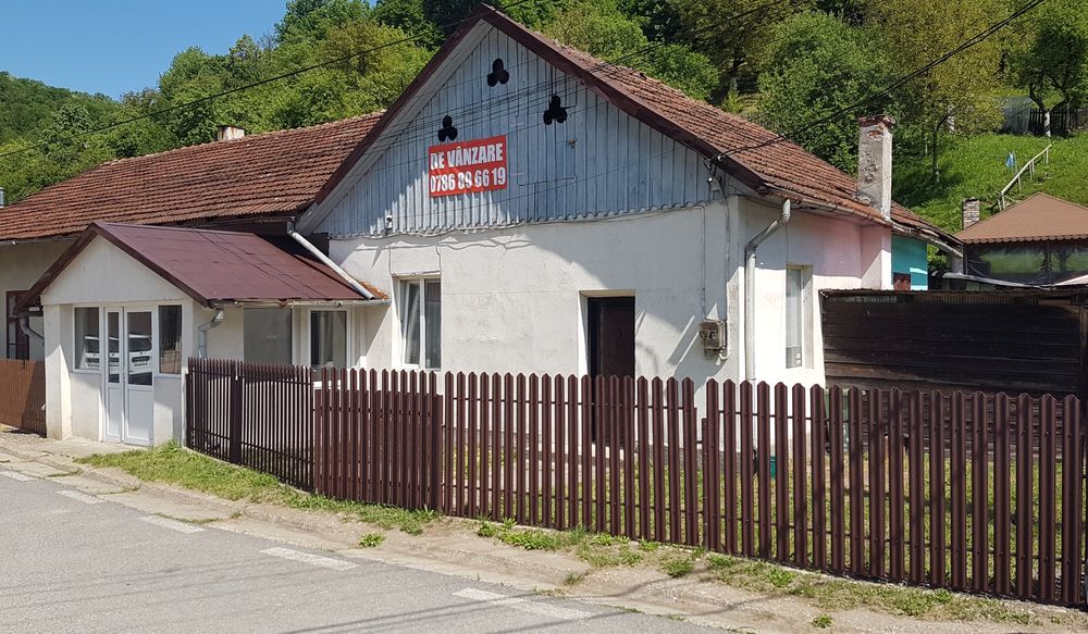 Casa din caramida si curte