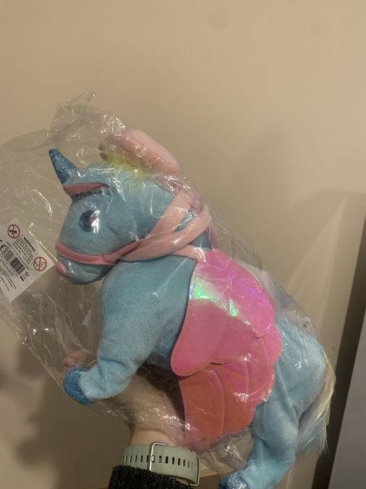 Подарявам играчка еднорог