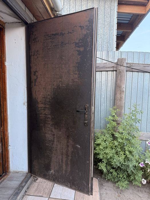 Продам входную железную дверь