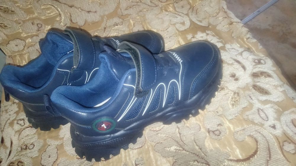 Продам кроссовки детские новые