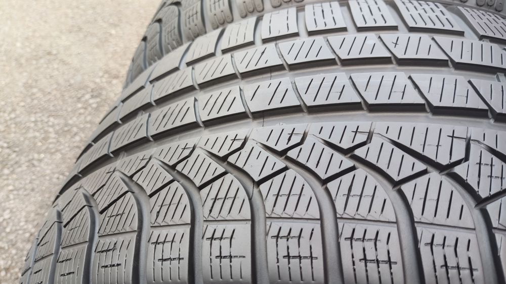 2бр. зимни гуми 245/40/18 Pirelli P Zero Winter 
dot23