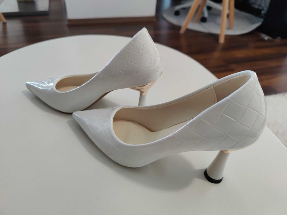 Pantofi eleganți alb/crem Liguannoxie, măr. 35, toc cilindric auriu