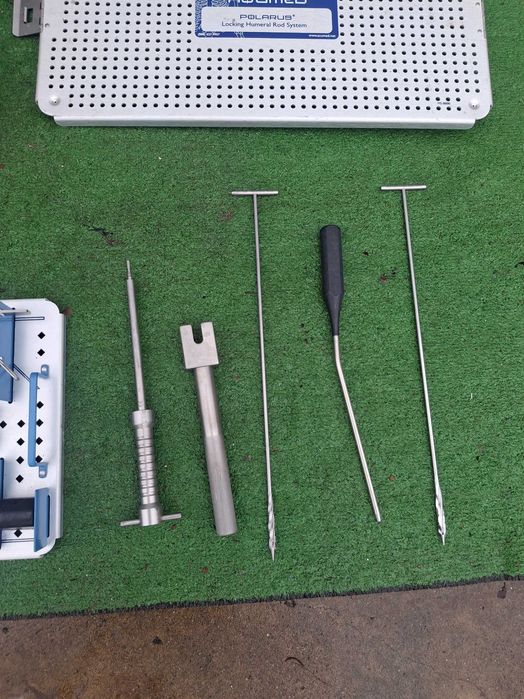 Хирургически инструмент  стабилизиране на фрактури на раменната кост.