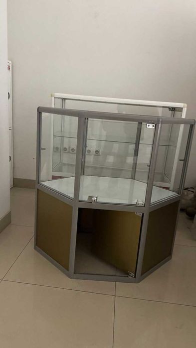 Витрина стеклянная