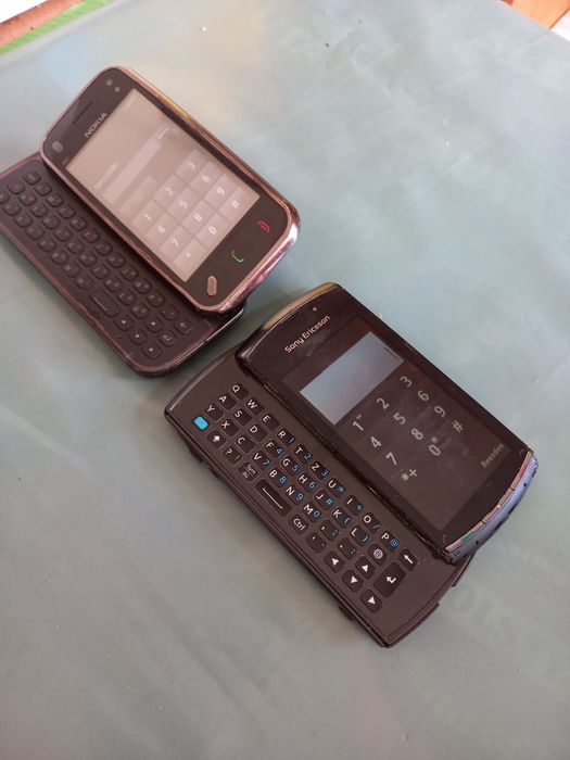 Vând 2 telefoane Nokia N97 și Sony Ericsson