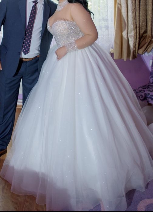 Rochie mireasa cu putina trena