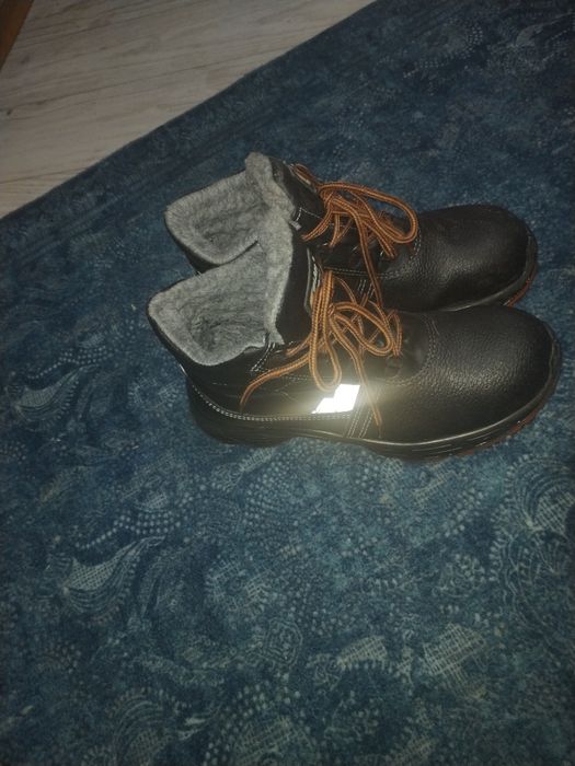Продам мужскую зимную мужскую обувь за 5000 тг очень тёплую