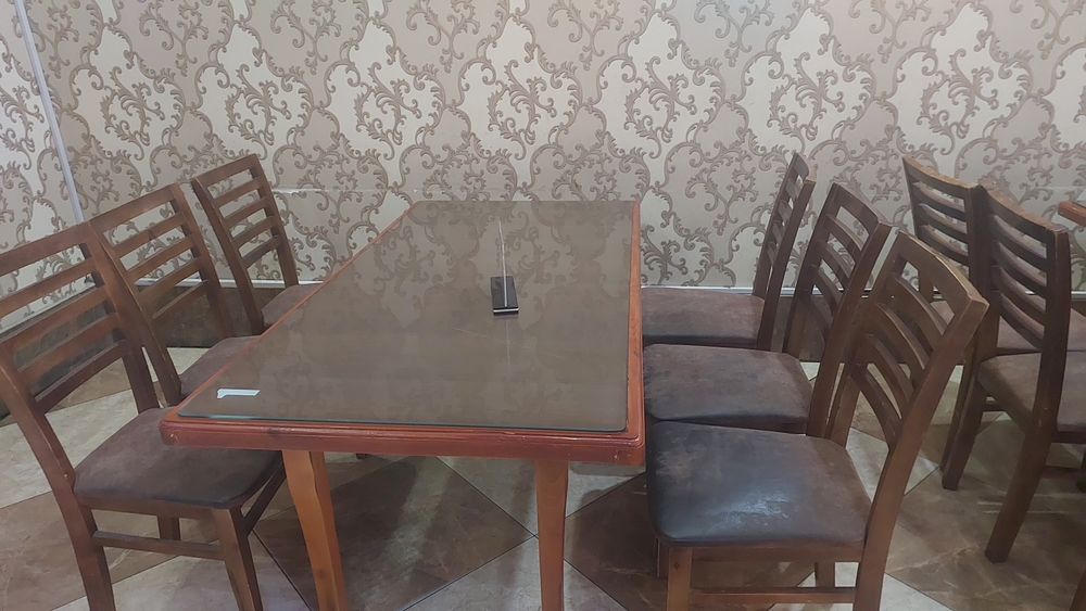 Стол и стуля . Стол диван