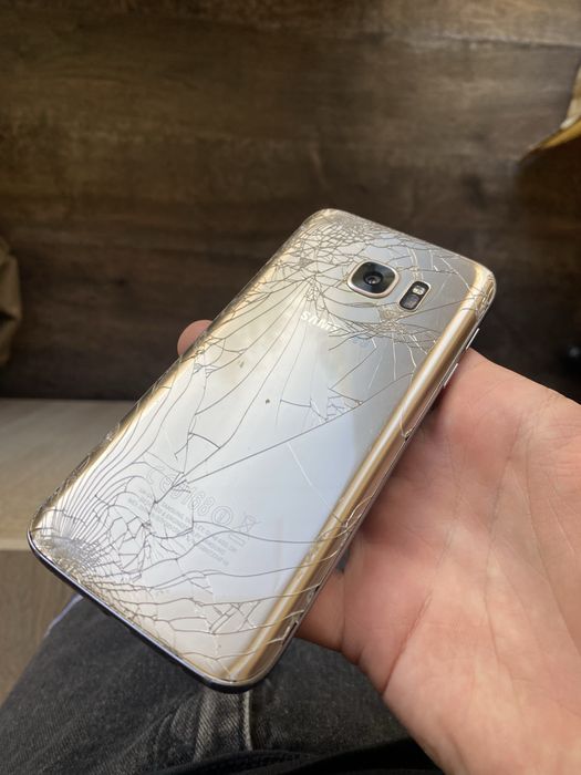 Samsung Galaxy S7 (Gold / Златен) – За части или ремонт / Включва се