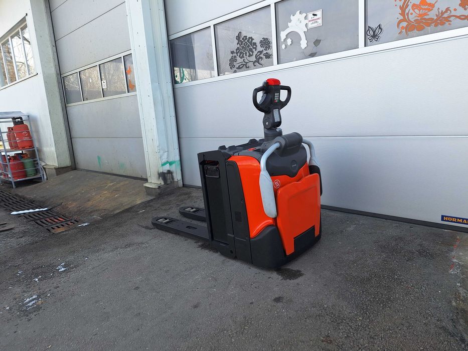 Електрическа палетна количка TOYOTA LPE200 с платформа