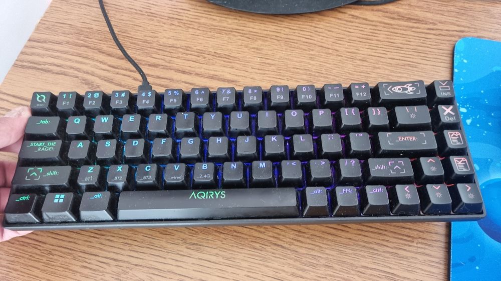 Vând tastatura Aqirys cu cutie cu tot