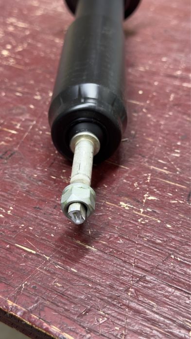 Амортизатор передний на Прадо 120 Тойота