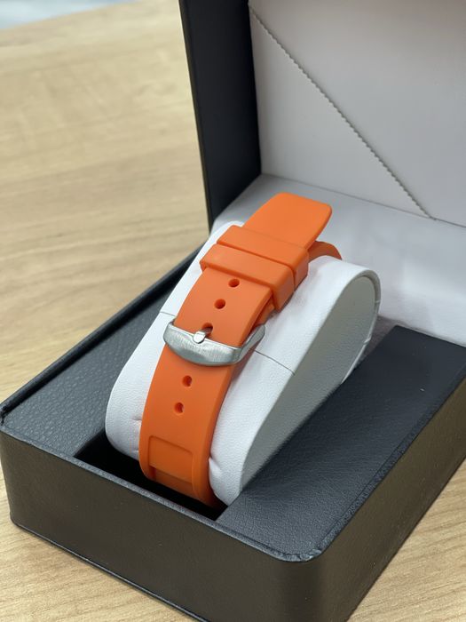 Часы наручные.