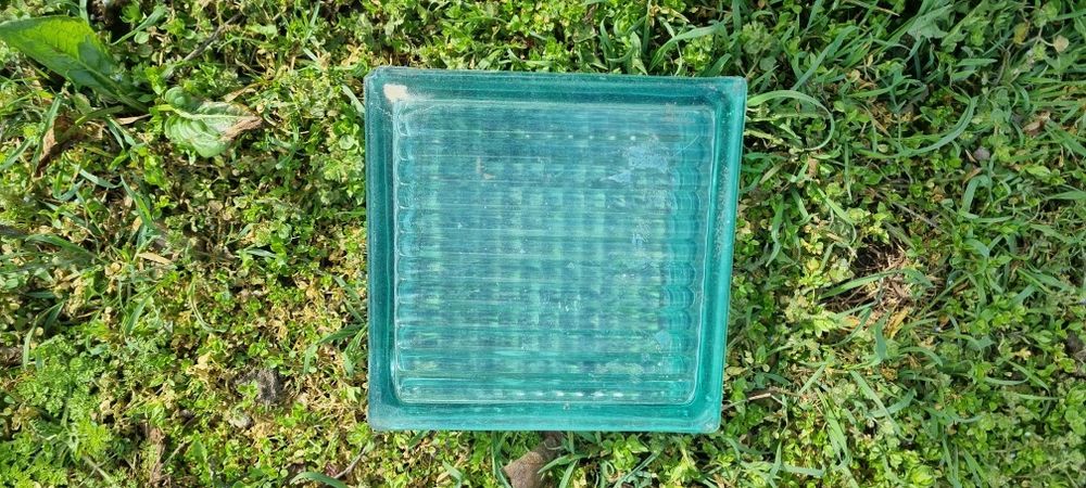 Căramizi sticlă,preț 4 ron bucata.