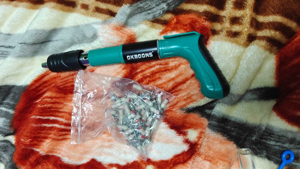 pistol cuie nituri