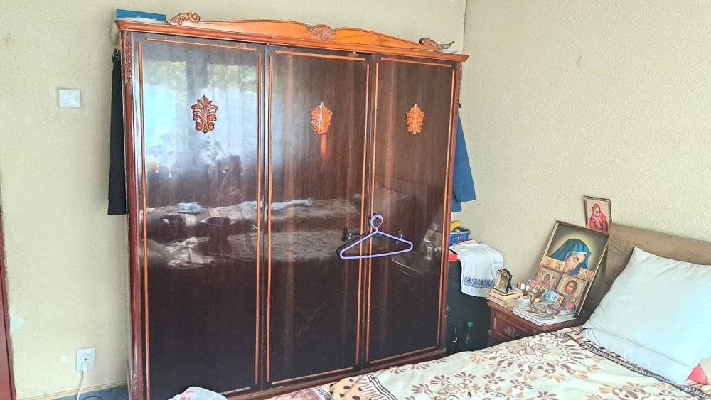 Mobilier lemn lacuit