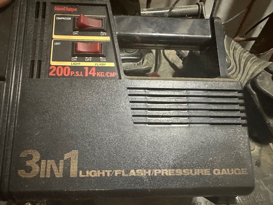 Compresor Auto + Lanterna Roșu / Alb