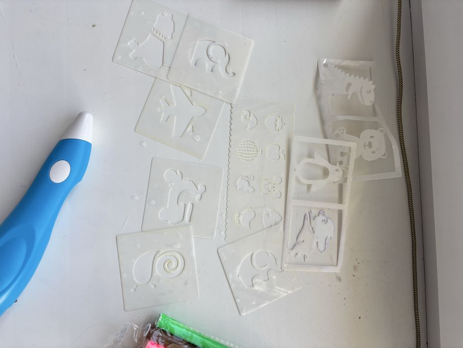 Продам набор для рисования с фломастерами и аэрографом