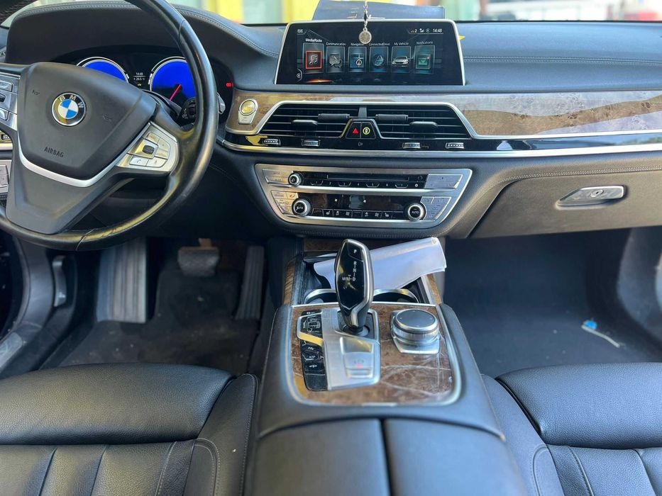 BMW SERIA 750i Xdrive