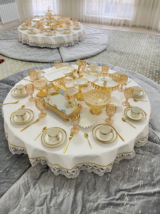 4 круглых столов с посудой и корпешками