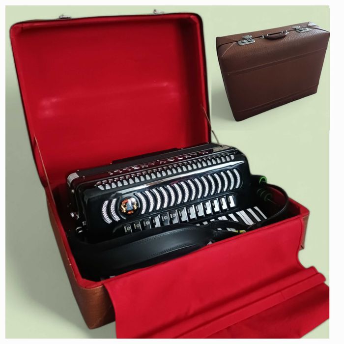 Vând acordeon MANTOVANELLI
