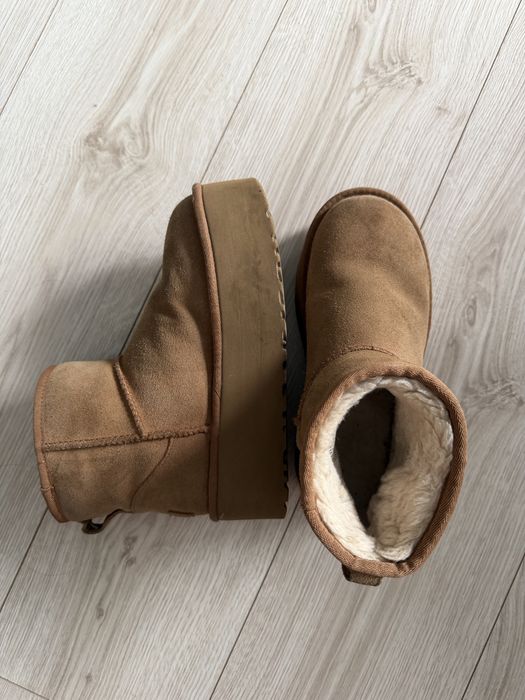 Обувки UGG.