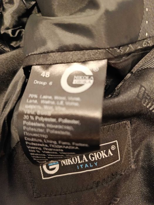 Продавам нов абитуриентски костюм сив цвят графит 48 номер