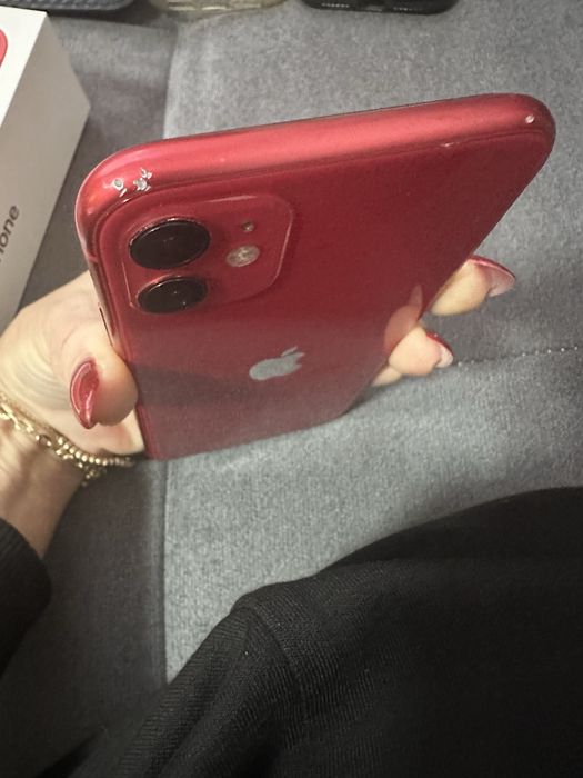 IPhone 11 червен