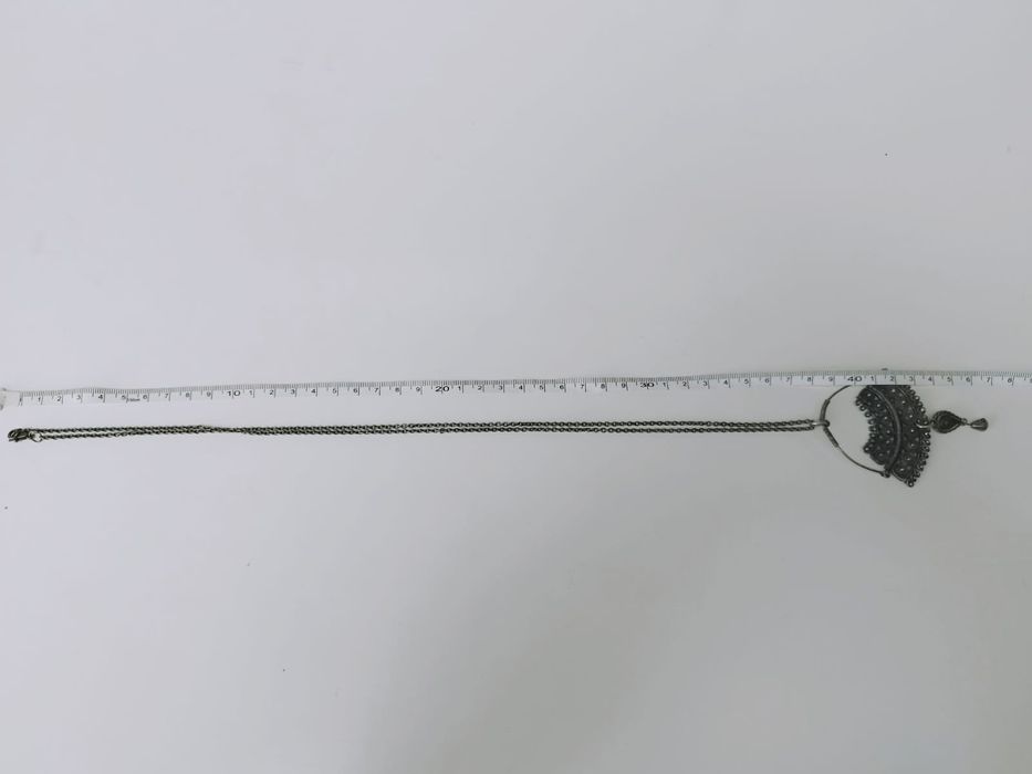 Colier vechi tribal/etnic argintiu oxidat cu pandantiv filigranat