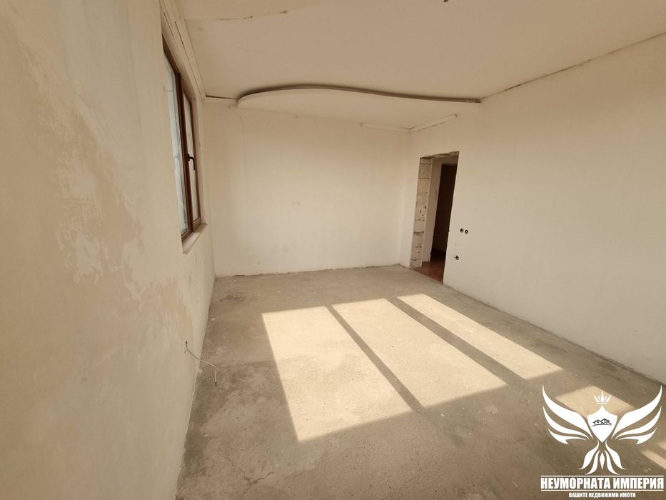 Триетажна къща 448РЗП с 410кв.м. двор в село Чешнегирово, общ.Садово