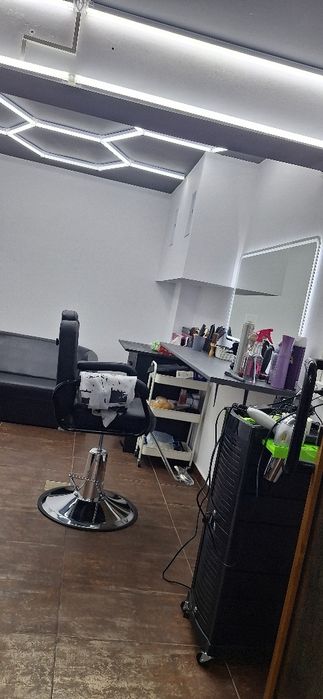 800 lei  Închiriez scaun frizer coafor camere ideale.pt unghii machia