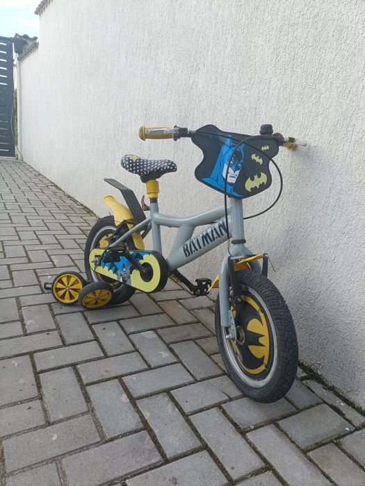 Vând bicicletă de băiat cu BATMAN