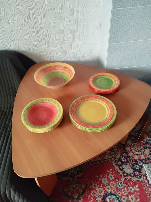 Продам набор тарелок
