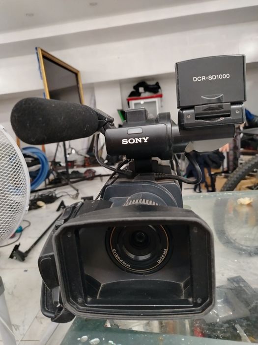 Видео камера Sony со штативом