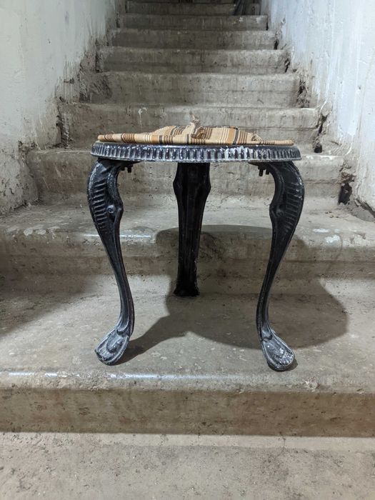 Стул, декоративный, металлический.