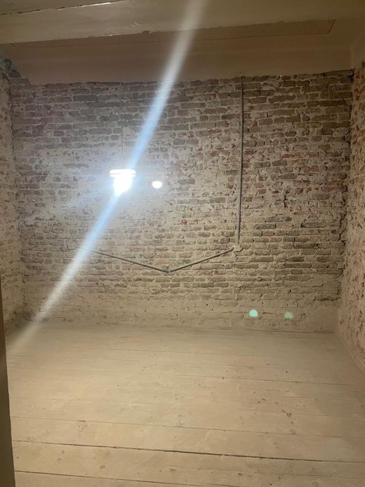 Vand apartament la curte