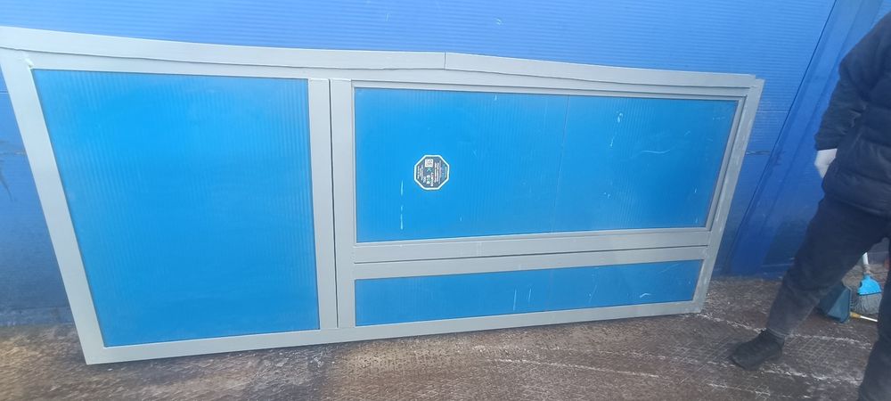 Двери входные для склада для большого здания.