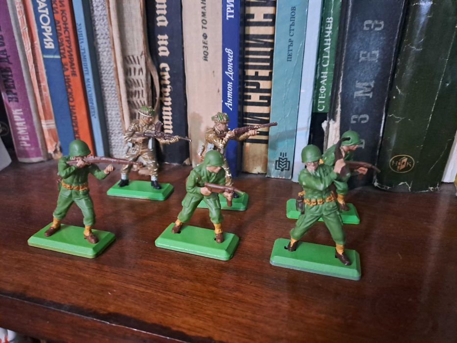 Лот английски войници