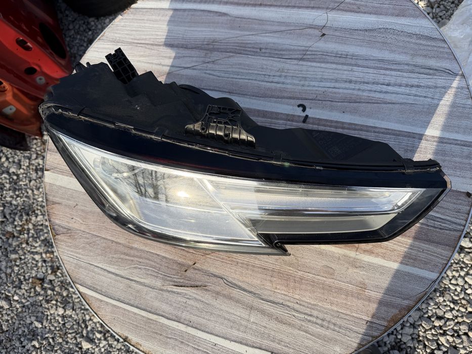 Фар Audi A4 B9