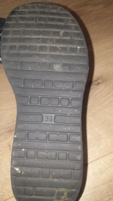 Продам школьную обувь