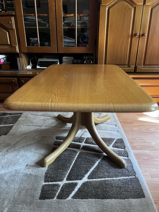 Дървена холна маса