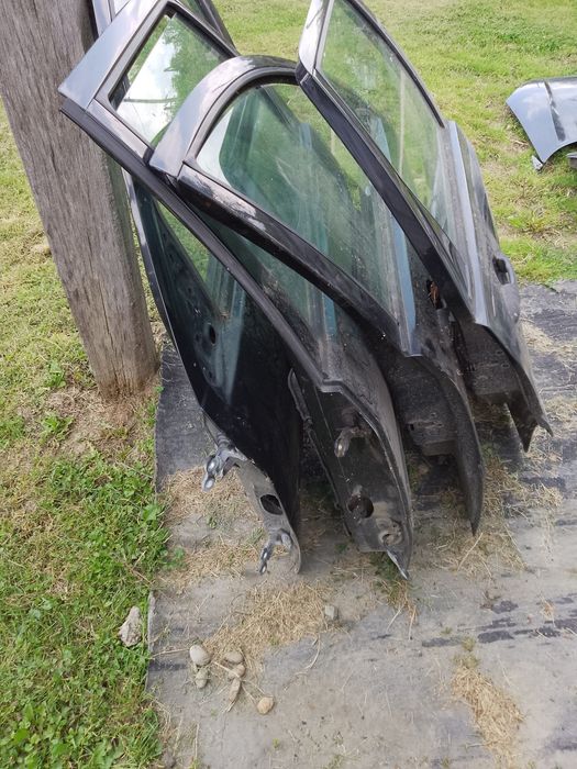 Vând capota ,uși și portbagaj Ford focus