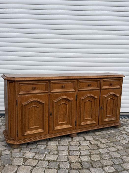 Дъбов бюфет – класически стил