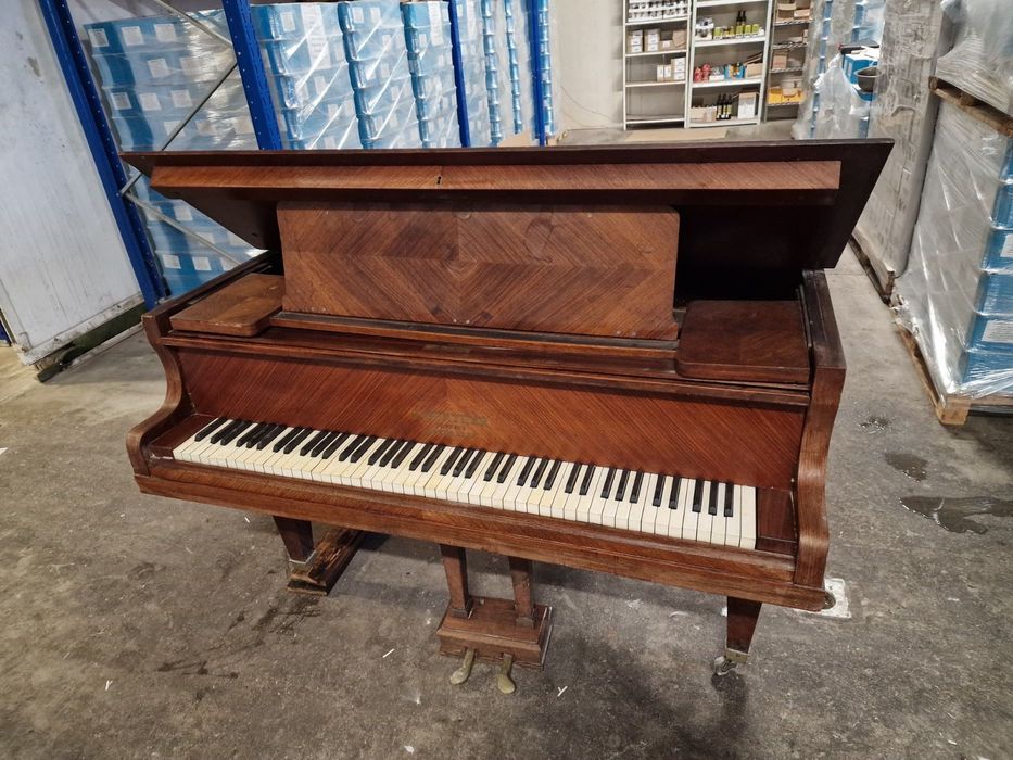 Se vinde pian an 1918
